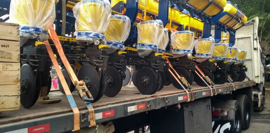 Foto de carrinhos amarrados em um caminhão para demonstrar o dispositivo de amarração de carga